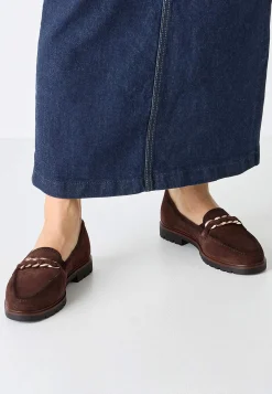 Bekväm mockaloafer med kedjedetalj