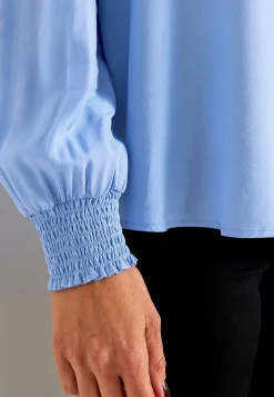 Blus med smock i ärmsluten
