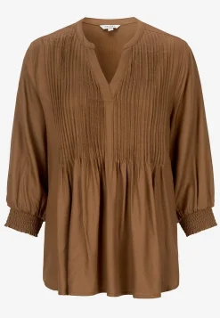 Blus med sydda veck