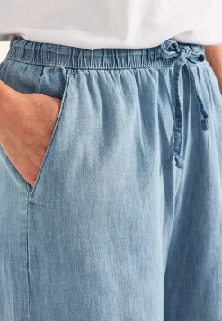 Byxa i denim med vida ben