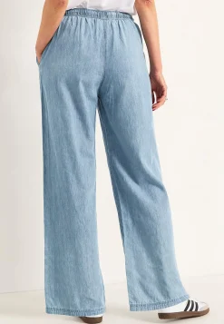 Byxa i denim med vida ben