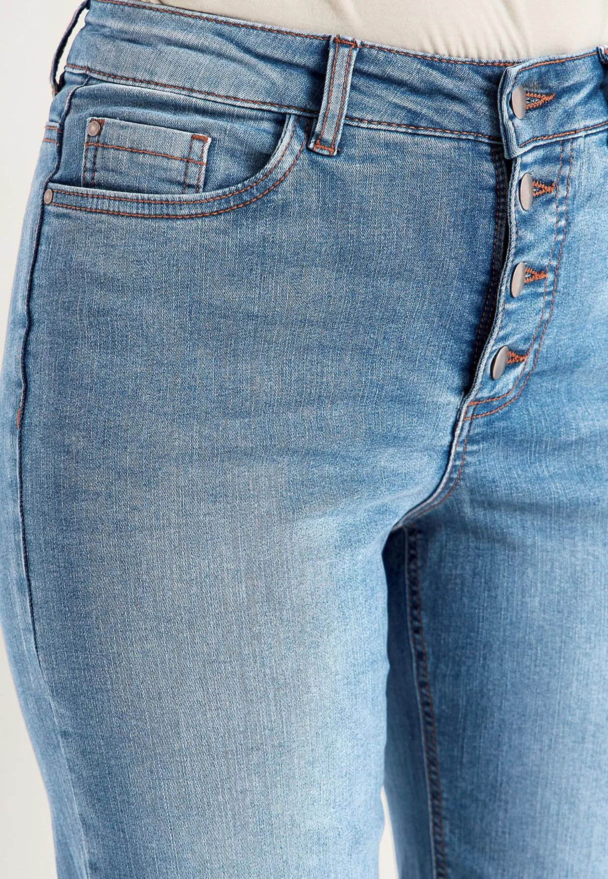 Caprijeans med knappgylf
