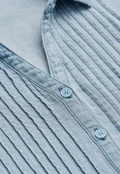 Denimblus med sydda veck