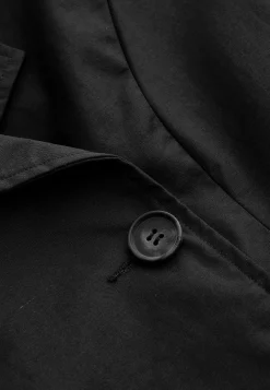 Dubbelknäppt, kort trenchcoat