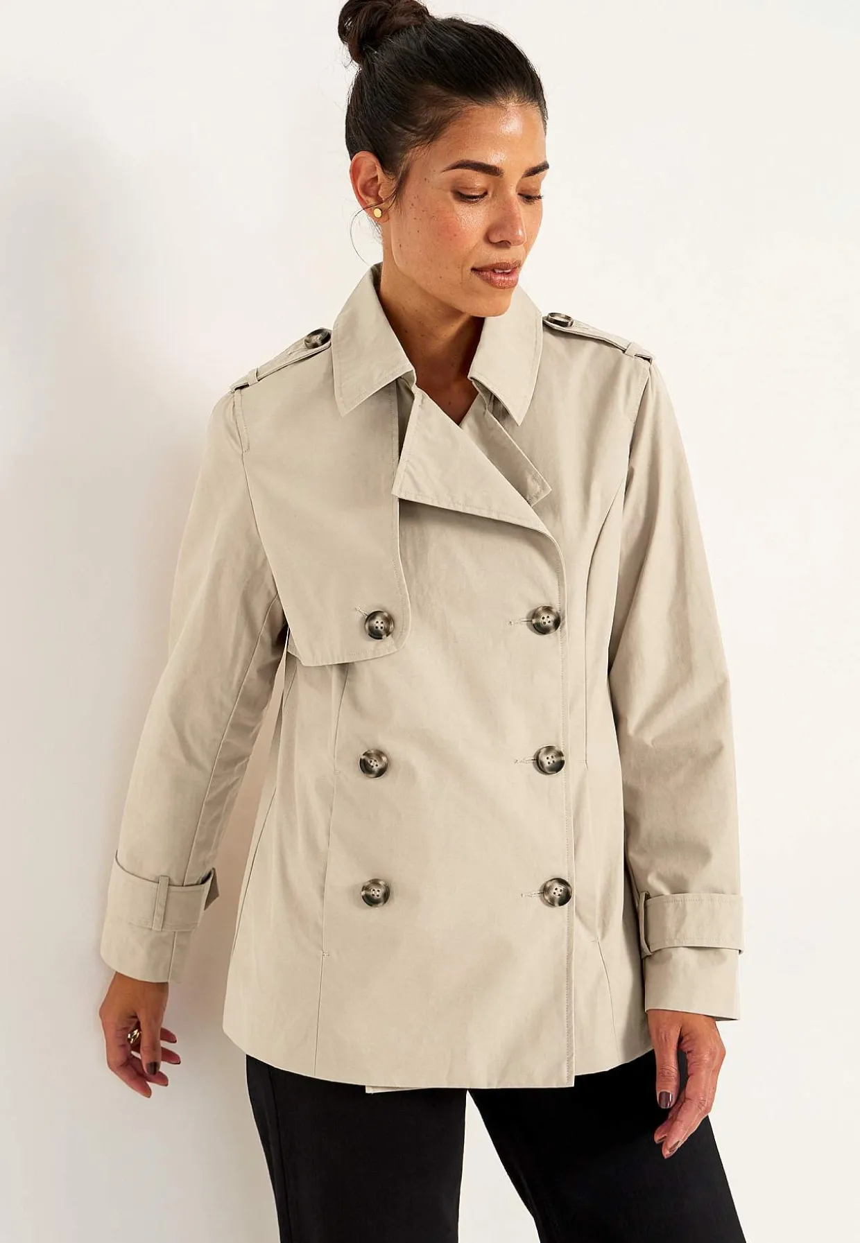 Dubbelknäppt, kort trenchcoat