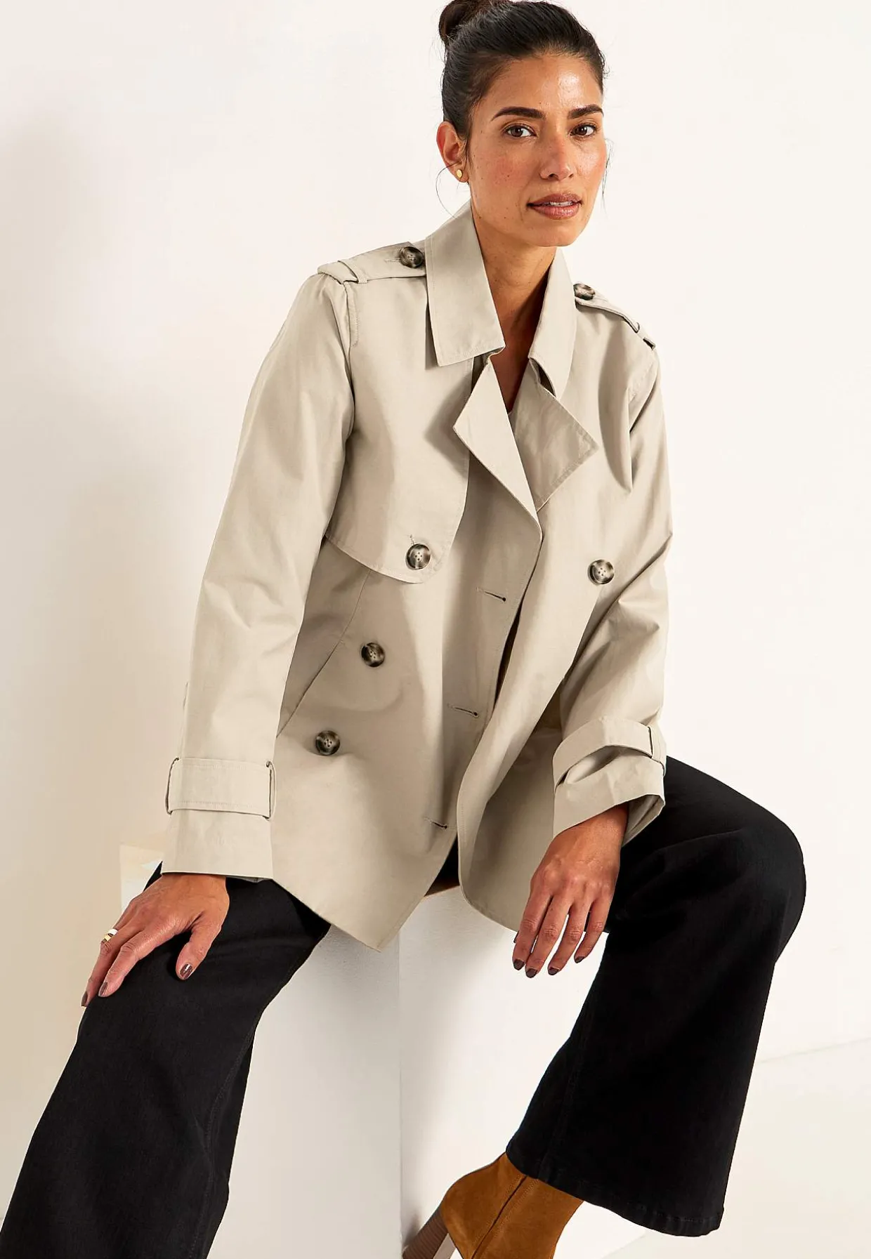 Dubbelknäppt, kort trenchcoat