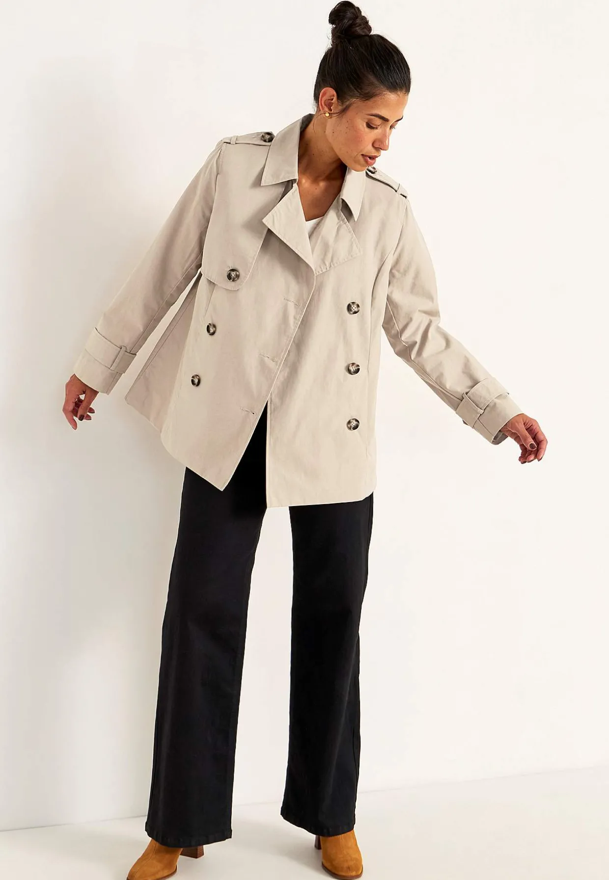 Dubbelknäppt, kort trenchcoat