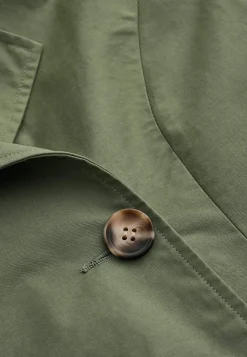 Dubbelknäppt, kort trenchcoat
