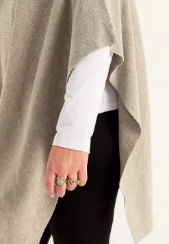 Finstickad poncho