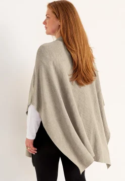 Finstickad poncho
