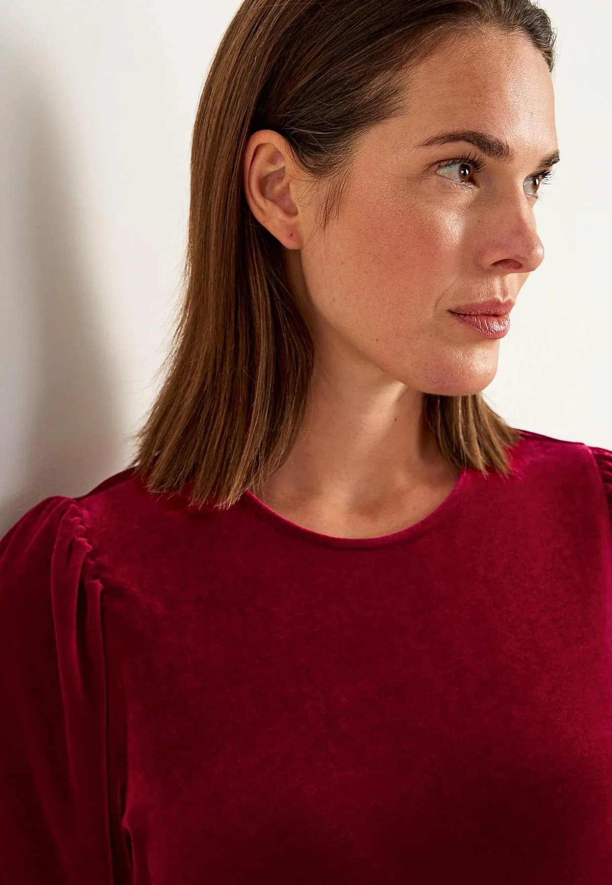 Klänning i velour med volang