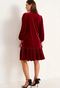 Klänning i velour med volang