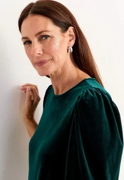 Klänning i velour med volang