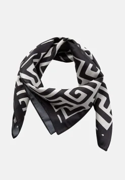Scarf i mönstrad satäng