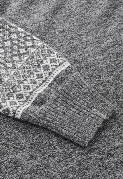 Stickad klänning med jacquardmönstrade ärmar