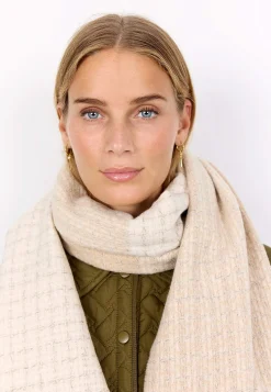 Stickad scarf med fransar