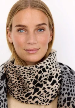 Stickad scarf med franskant