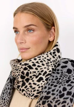 Stickad scarf med franskant