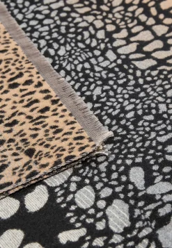 Stickad scarf med franskant