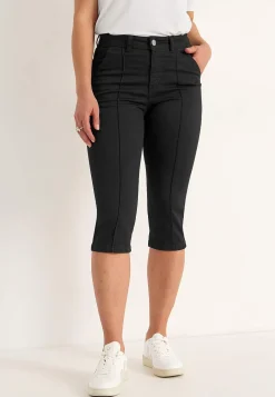 Stretchiga caprijeans med sytt pressveck