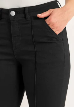 Stretchiga caprijeans med sytt pressveck