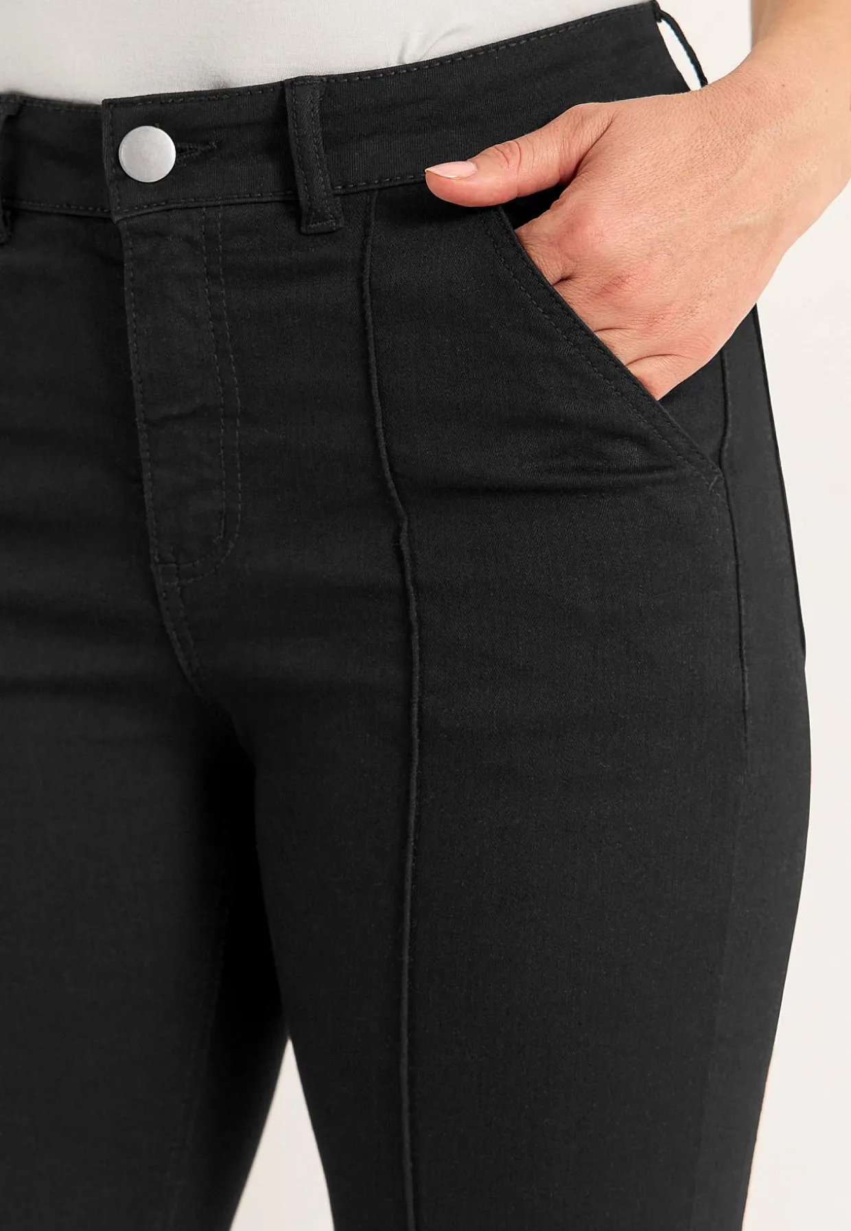 Stretchiga caprijeans med sytt pressveck