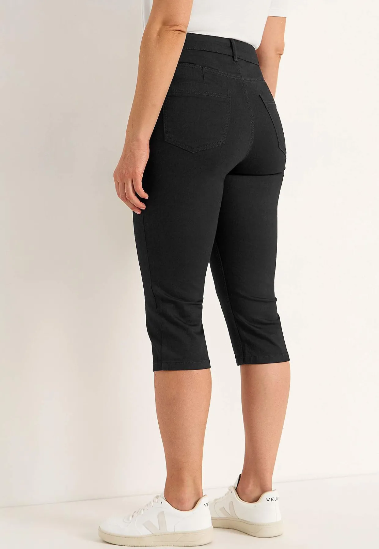 Stretchiga caprijeans med sytt pressveck