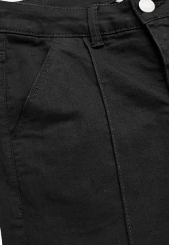 Stretchiga caprijeans med sytt pressveck