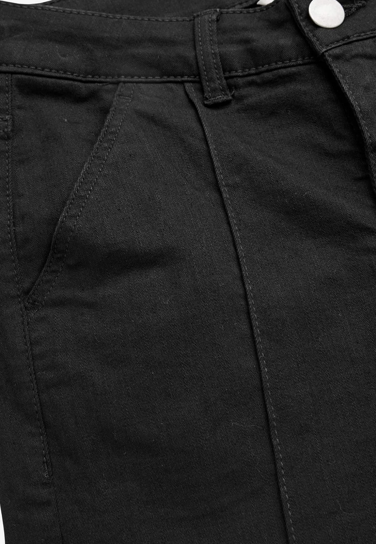Stretchiga caprijeans med sytt pressveck