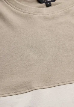T-shirt med en bred rand