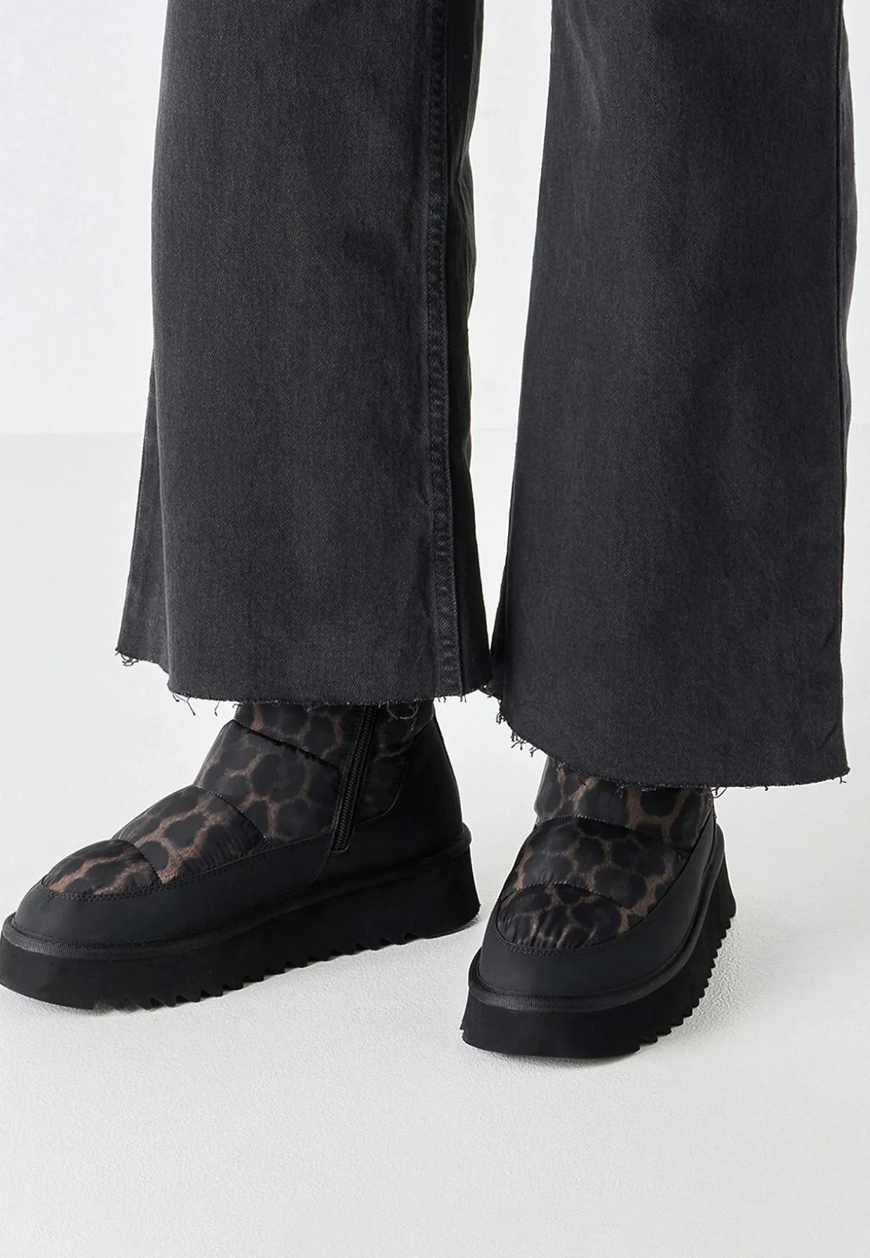 Varmfodrad vinterkänga med leopardtryck
